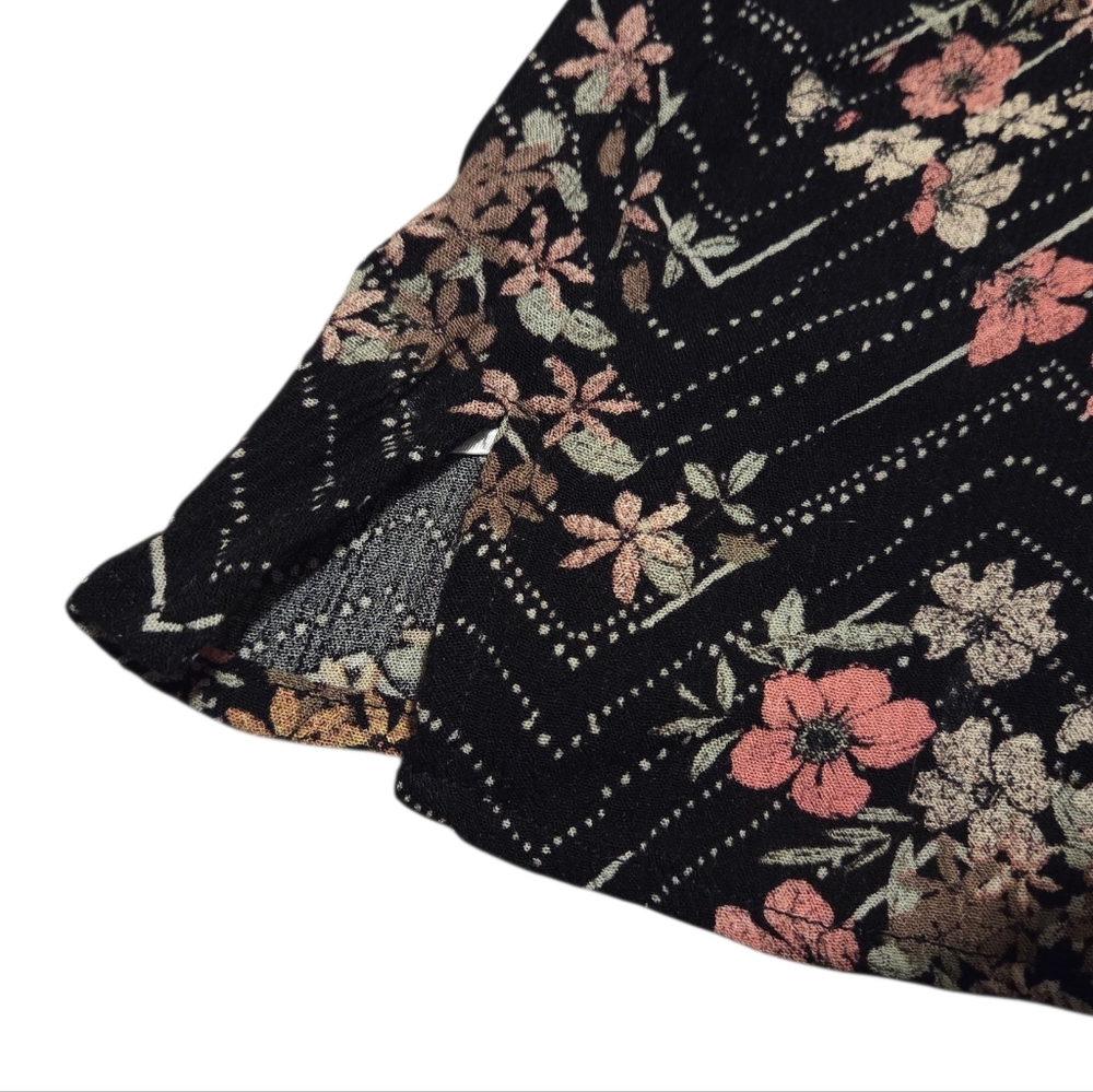 Women’s Maurices XXL Atwood 3/4 Sleeve Black Floral Print V Neck Shirt - Picture 5 of 6